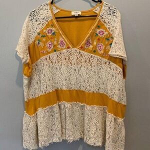 Umgee‎ Floral and Lace Woman’s Boho style blouse, M